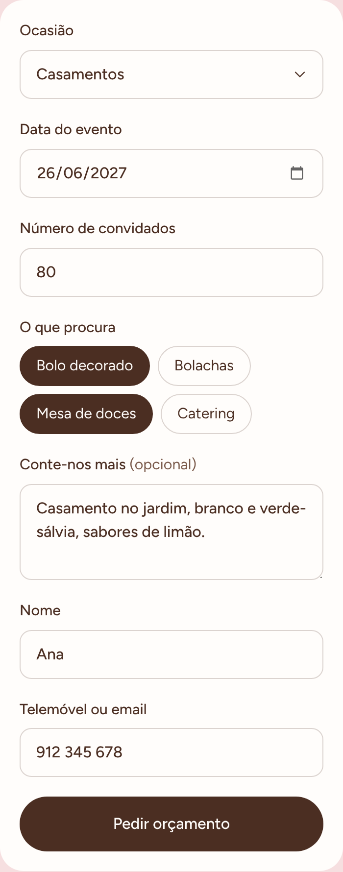 O formulário de orçamento: ocasião, data, convidados, opções de produto, nome e contacto